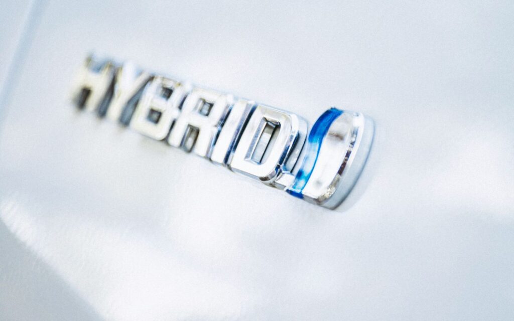 keunggulan mobil hybrid