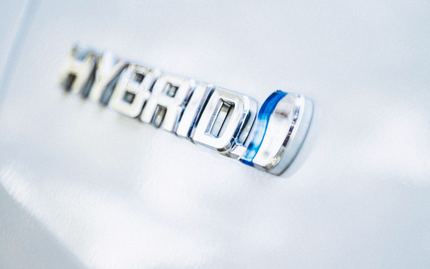 keunggulan mobil hybrid