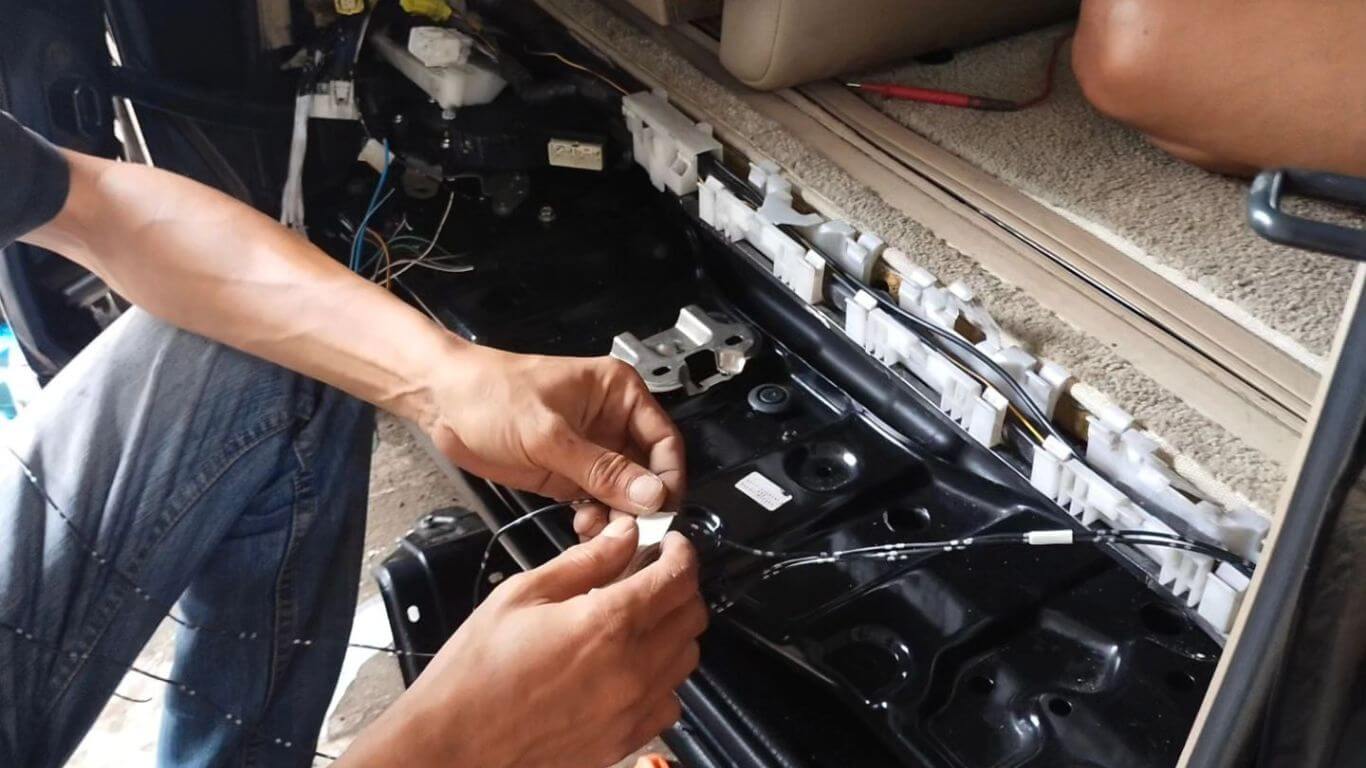 perbaikan sliding door nissan serena